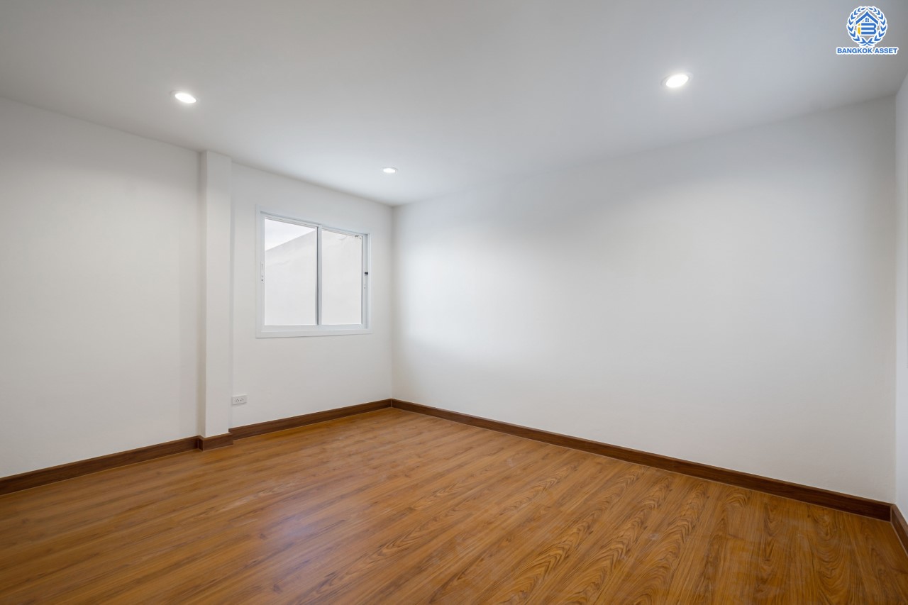 บ้านมือสองตกแต่งใหม่ ม.ลานทอง ติวานนท์-ปากเกร็ด เนื้อที่ 46 ตร.ว. ฟังก์ชัน 2 ห้องนอน 2 ห้องน้ำ จอดรถได้ 2 คัน บนทำเลทองเดินทางสะดวกติด ถ.ติวานนท์ ใกล้ห้าแยกปากเกร็ด เมืองทองธานี ทางด่วน, เซ็นทรัลแจ้งวัฒนะ และรถไฟฟ้าสายสีชมพู (สายอนาคต) "สถานีปากเกร็ด"